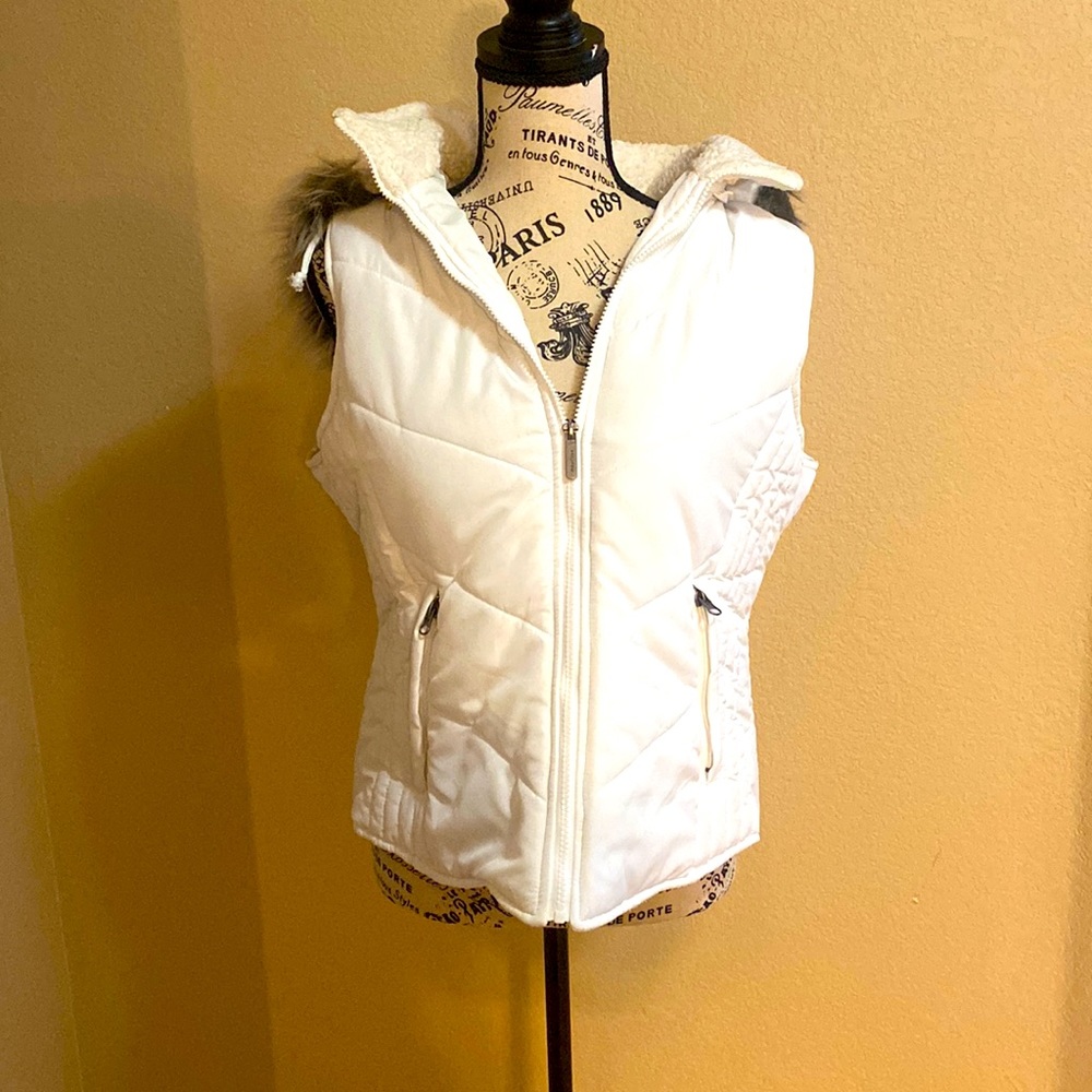 White vest with hood